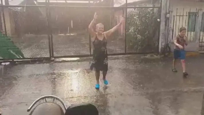 Veracruzanos cantan y bailan al recibir primeras lluvias en el Estado
