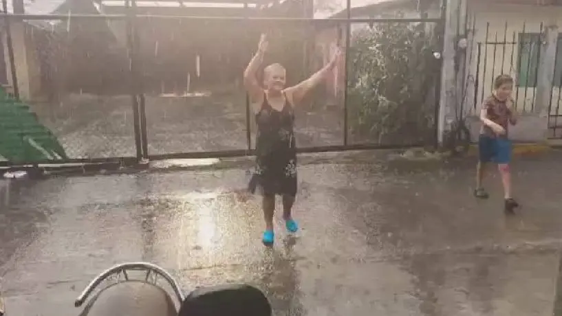 Veracruzanos cantan y bailan al recibir primeras lluvias en el Estado