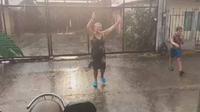 Veracruzanos cantan y bailan al recibir primeras lluvias en el Estado
