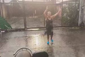 Veracruzanos cantan y bailan al recibir primeras lluvias en el Estado