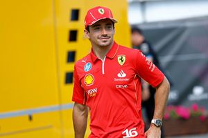 Charles Leclerc dio declaraciones en español con ayuda de Carlos Sainz