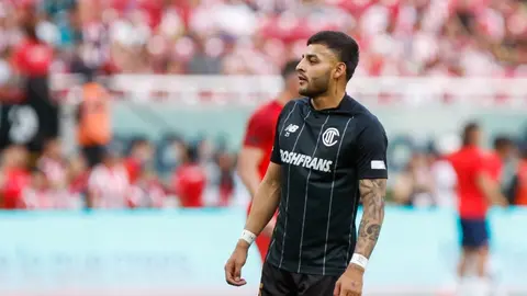 Alexis Vega es abucheado y llamado ‘Borracho’ por la afición de Chivas