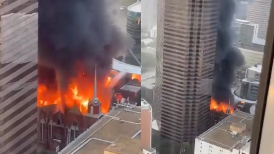 La histórica Primera Iglesia Bautista de Dallas en el centro de Dallas, Texas arde en llamas
