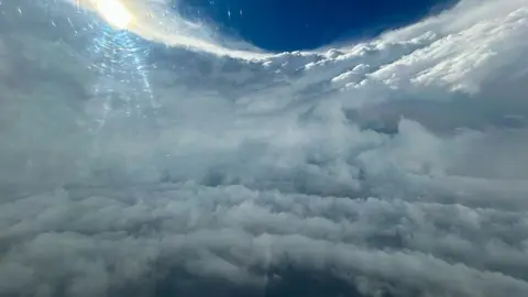 Muestran las primeras imágenes dentro del ojo del huracán ‘Beryl’