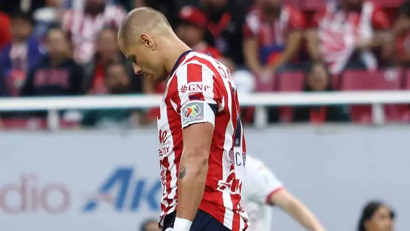 Chicharito Hernández fue abucheado por la afición de Chivas al salir de cambio