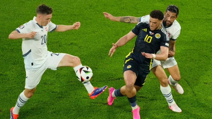 Escocia empata ante Suiza y dejan sin dueño absoluto el segundo lugar del grupo A