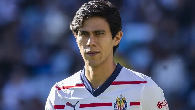 ¿Cuál fue el rendimiento de Macías con Ambriz en comparación con su etapa en Chivas?