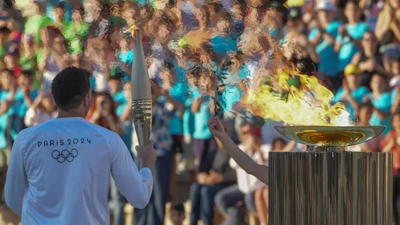 Organizadores de París 2024 reciben el fuego olímpico en la cuna de los Juegos Modernos