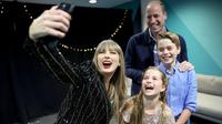 Taylor Swift celebra el cumpleaños del príncipe Guillermo con una selfie