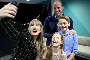 Taylor Swift celebra el cumpleaños del príncipe Guillermo con una selfie