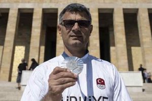 Yusuf Dikeç el medallista olímpico turco que se ha vuelto sensación mundial
