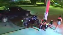 VIDEO: Motociclista evitó que secuestraran a una mujer en Nuevo Leon