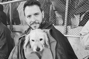 Pepe del Bosque rescata perro en pleno Pumas vs Tigres