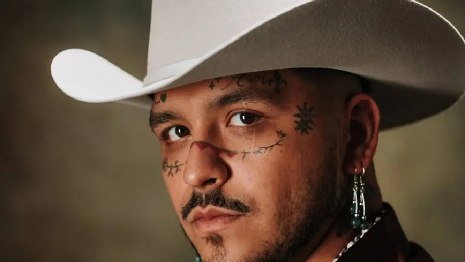 Tunden en redes a Christian Nodal por celebrar el Día del  Padre