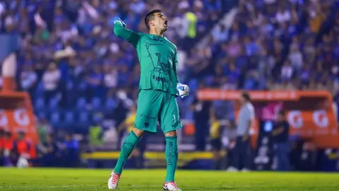 ¿Le perdonaron la roja? Julio González agredió a Ángel Sepúlveda frente al árbitro