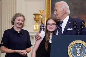 Joe Biden hace llorar a hija de exrehén mientras celebra intercambio de prisioneros con Rusia