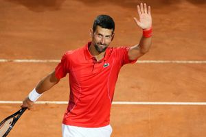 Novak Djokovic es golpeado con una botella tras su victoria en el Masters de Roma
