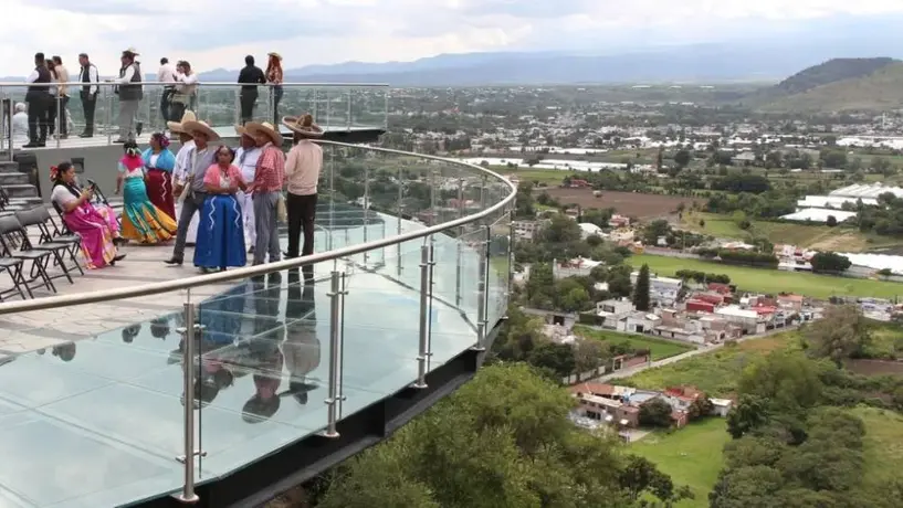 ¡Atención! Niño de 3 años cayó de un mirador de cristal en Atlixco, Puebla