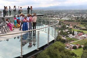 ¡Atención! Niño de 3 años cayó de un mirador de cristal en Atlixco, Puebla