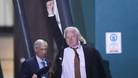 Julian Assange está oficialmente libre y ya regresó a su natal Australia