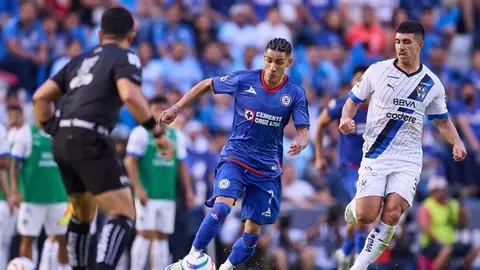 Uriel Antuna pidió un platano durante el partido ante Rayados ¿Cábala?