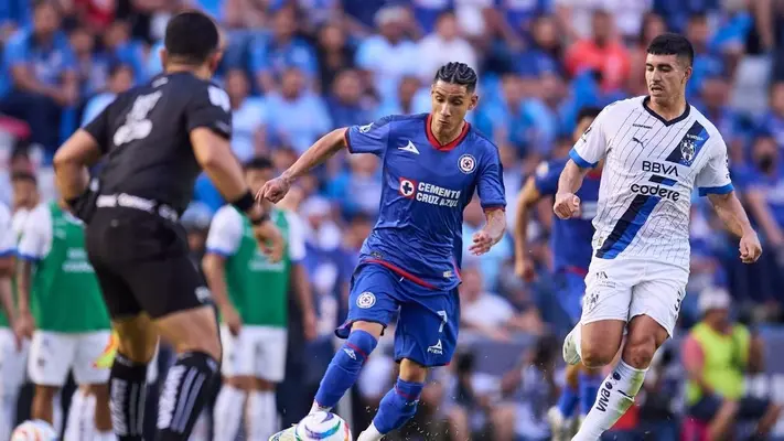 Uriel Antuna pidió un platano durante el partido ante Rayados ¿Cábala?