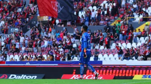Afición de Atlas se burla de 'extranjeros' en Chivas con manta: '¿Sólo mexicanos?'