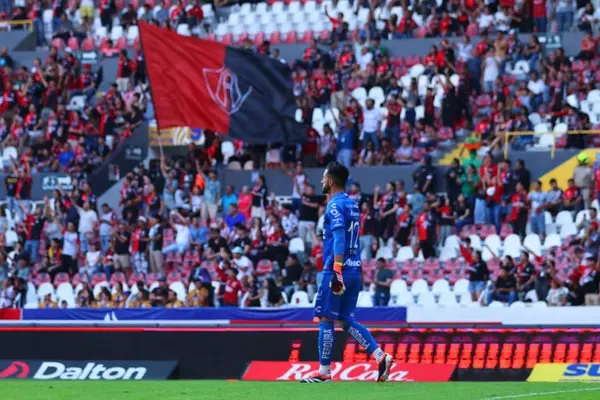Afición de Atlas se burla de 'extranjeros' en Chivas con manta: '¿Sólo mexicanos?'