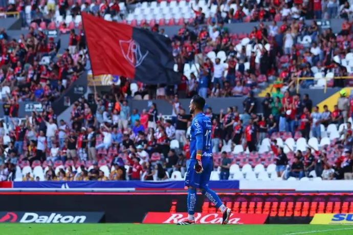 Afición de Atlas se burla de 'extranjeros' en Chivas con manta: '¿Sólo mexicanos?'