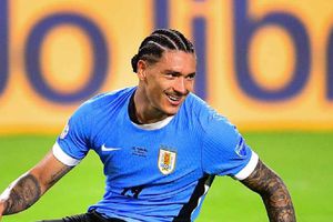 Pequeña aficionada uruguaya llora tras conocer a Darwin Núñez