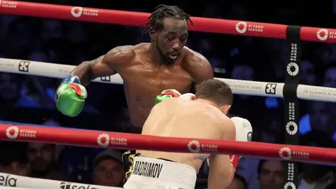 Terence Crawford derrotó por decisión a Israil Madrimov y pide al Canelo Álvarez