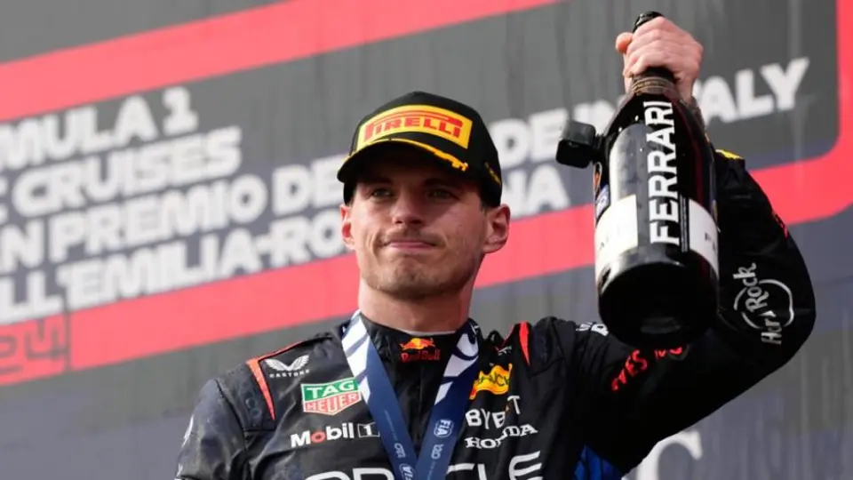 ¡Se enojó el campeón! Verstappen "estalló" contra Tsunoda en el GP de Emilia-Romagna
