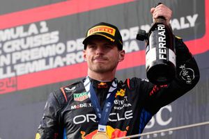 ¡Se enojó el campeón! Verstappen "estalló" contra Tsunoda en el GP de Emilia-Romagna