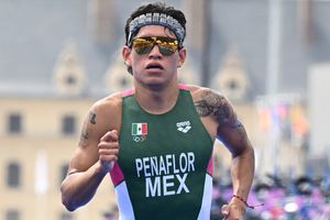 Crisanto Grajales y Aram Peñaflor terminan lejos de los primeros lugares en Triatlón en París 2024