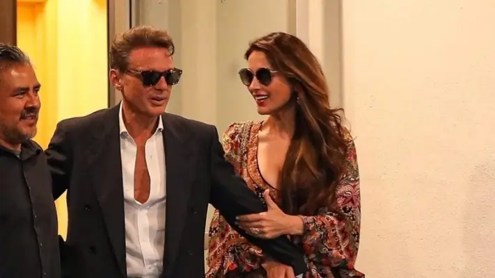 Luis Miguel se deja ver enamorado con su novia Paloma Cuevas en España