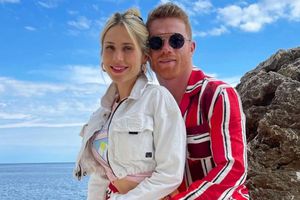 'Canelo' Álvarez celebró el cumpleaños de su esposa con romántico mensaje
