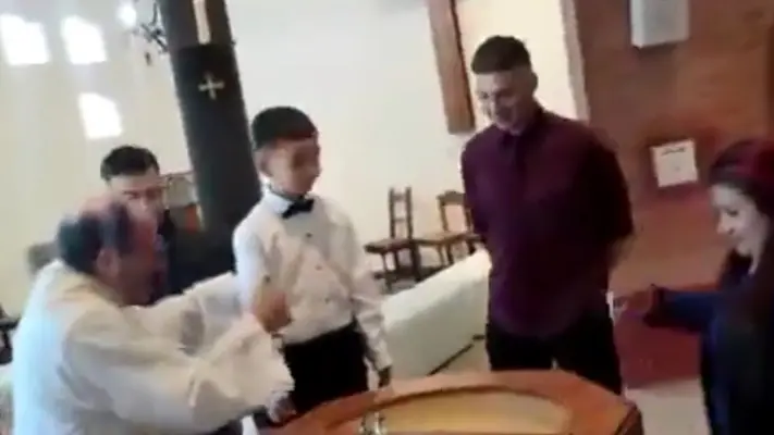 ¡Inocencia! Niño que va a ser bautizado niega querer ser Cristiano... prefiere 'ser Messi'