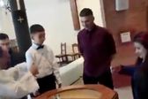¡Inocencia! Niño que va a ser bautizado niega querer ser Cristiano... prefiere 'ser Messi'