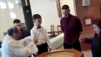 ¡Inocencia! Niño que va a ser bautizado niega querer ser Cristiano... prefiere 'ser Messi'