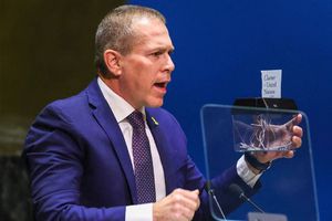 VIDEO: Embajador israelí destruye carta de la ONU ante Naciones Unidas