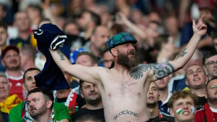 ¡Por el Diego! Aficionados escoceses prefieren a Maradona por encima de Dalglish