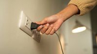 CFE 2024: Checa qué aparato debes desconectar en las noches para pagar menos de luz