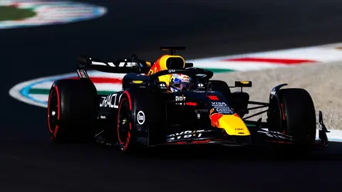 GP de Italia: Checo Pérez reaparece y lidera por un momento tras mala parada de Verstappen