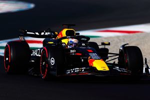GP de Italia: Checo Pérez reaparece y lidera por un momento tras mala parada de Verstappen