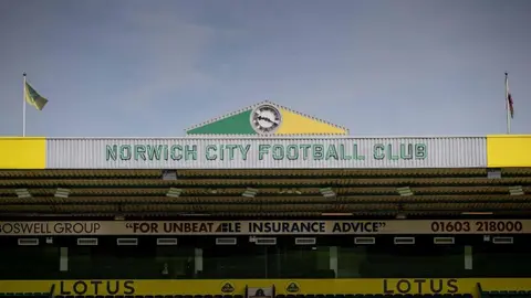 Fan de Leeds United es acuchillado en las afueras del Estadio de Norwich