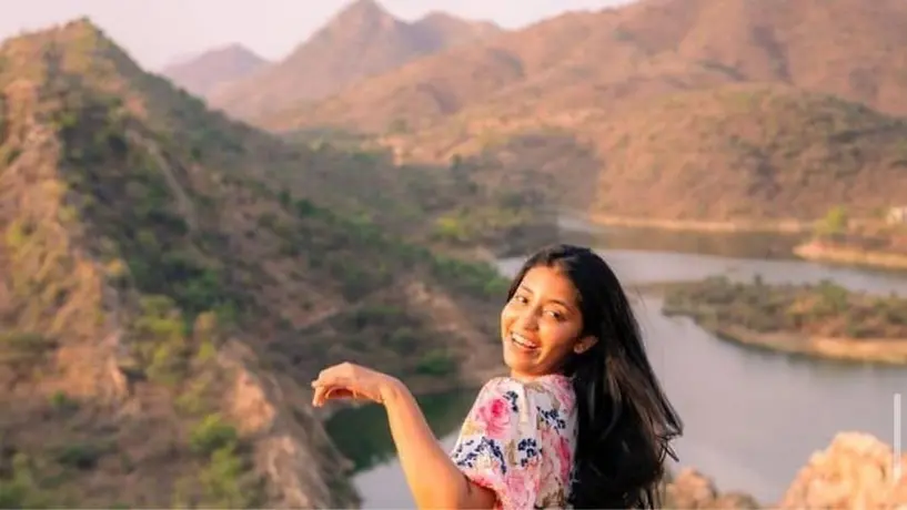 Muere la influencer Aanvi Kamdar al grabar una cascada y caer al vacío