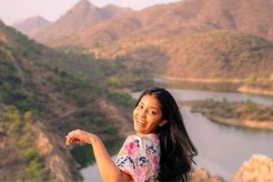 Muere la influencer Aanvi Kamdar al grabar una cascada y caer al vacío