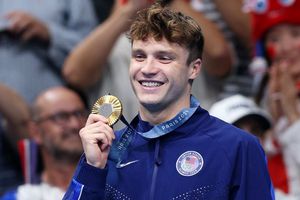 Robert Finke ganó oro en los 1,500 metros e impone nuevo récord mundial