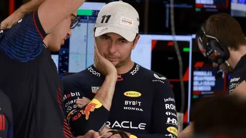 Jacques Villeneuve sobre la continuidad de Checo Pérez: "Lo sustituiría con Sainz"