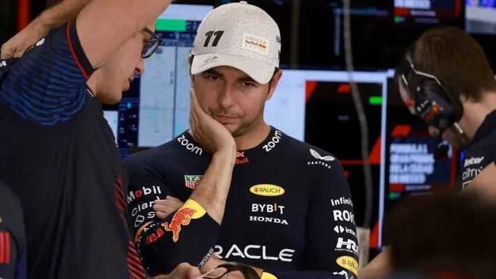 Jacques Villeneuve sobre la continuidad de Checo Pérez: "Lo sustituiría con Sainz"